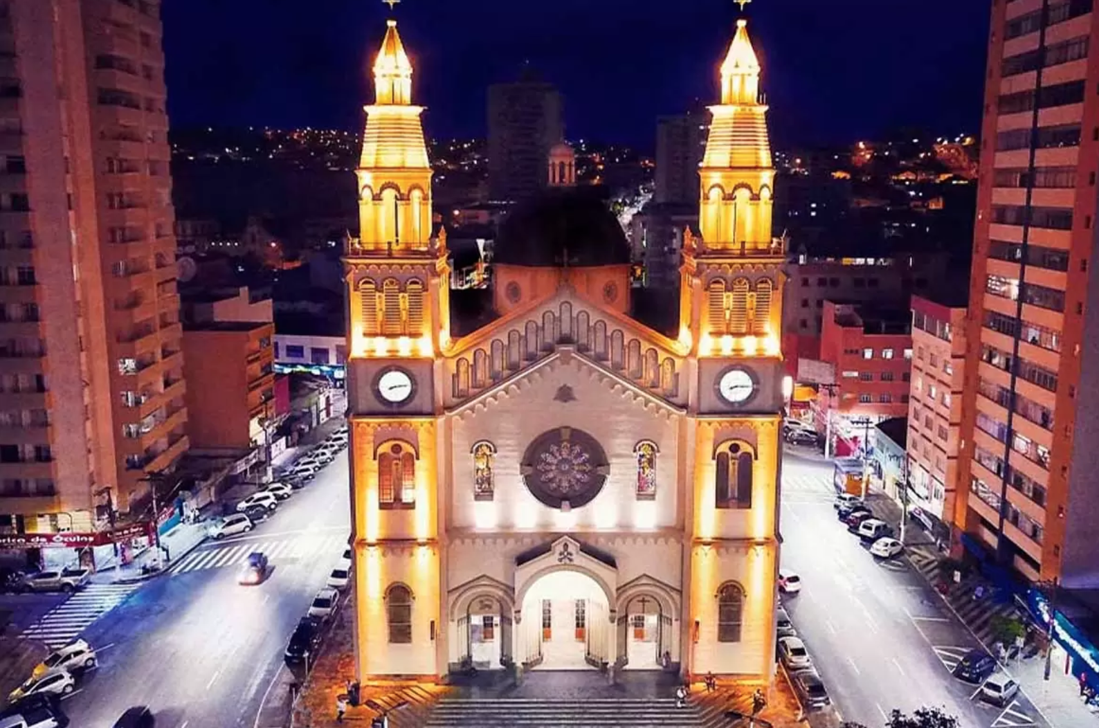Catedral de Pouso Alegre iluminada à noite
